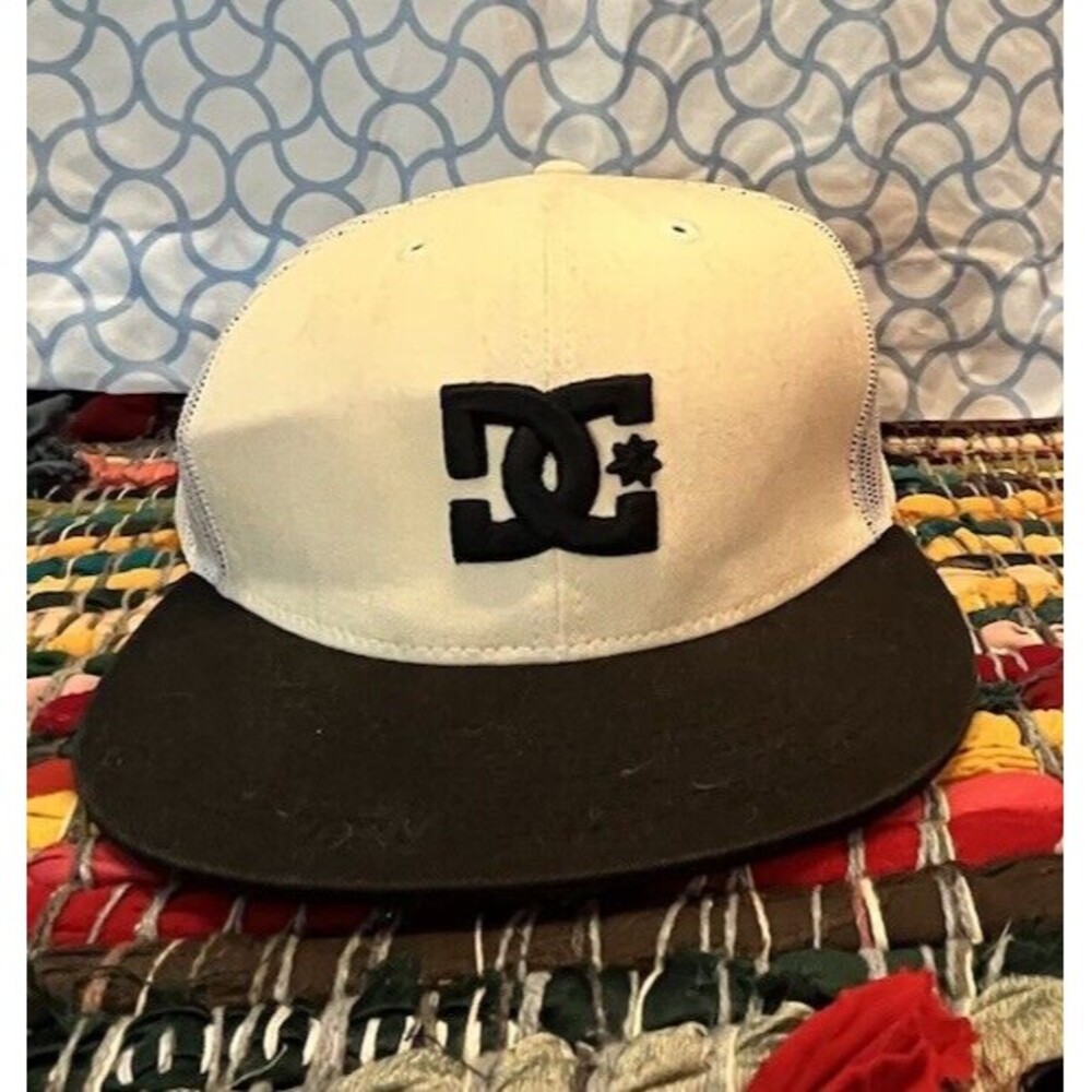 New DC SHOES Skate Apparel Black & Off White Gas Station Trucker Snapback Hat